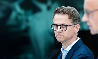Carsten Linnemann (l.), CDU Generalsekretär, neben Friedrich Merz, CDU Bundesvorsitzender und Fraktionsvorsitzender der CDU/CSU Fraktion. - Michael Kappeler/dpa