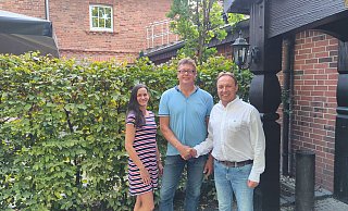 Kerstin und Michael Bröckling (v. l.) mit Theo Joachim, 1. Vorsitzender des Vereins Bürgerhaus Elsen. - Verein