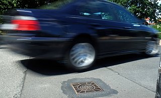 Freie Fahrt ohne Poller: Tagsüber sind die Poller wie geplant im Boden versenkt. Nachts aber auch, weil die Anlage defekt ist. - Thorsten Gödecker