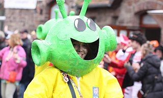 Unter dem Motto „Aus der Urzeit, bis ins All – Zusammen feiern wir Carneval“ haben die Carnevalisten in der vergangenen Session beim Rosenmontagszug des CVWB in Beverungen und Lauenförde gefeiert. - Torsten Wegener