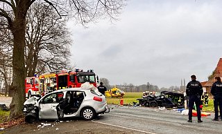 Die Unfallstelle an der Lippstädter Straße in Mastholte im Kreis Gütersloh: Durch die Wucht des Aufpralls entstand an beiden Fahrzeugen Totalschaden. - Thorsten Heß