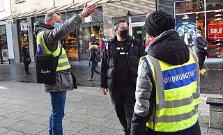 Mitarbeiter des Ordnungsamtes weisen in de City auf Abstandsregeln hin und drauf, dass auch Rauchen, Essen und Trinken an einigen stellen nicht gestattet sind. - Barbara Franke