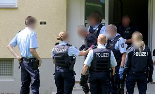 Der psychisch kranke Mann (56), der zuvor seine Familie mit dem Messer bedrohte, wurde vorläufig festgenommen. - Claus Frickemeier