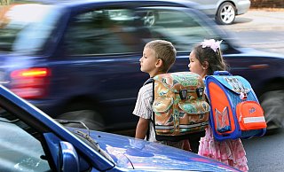 Schulkinder müssen jeden Tag über die B61 in Herford, um zu ihrer Schulbushaltestelle zu gelangen. - dpa/Symbolbild