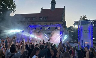 Am Freitagabend war schon mächtig was los bei "DJs in Town" in Gütersloh - auch am Samstagabend findet das Event nochmal statt. Ab 18 Uhr auf drei Bühnen in der Innenstadt. - Lea Maria Kroker