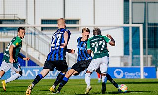 SCP-Innenverteidiger Jasper van der Werff (2. v. r.), hier im Duell gegen den Ex-Paderborner Chadrac Akolo, machte in der Partie gegen seinen ehemaligen Klub keine gute Figur und verschuldete das 0:1. - Besim Mazhiqi
