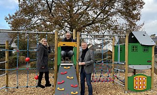 Sachbearbeiterin Daniela Gellert, Amtsleiter Uwe Schröder und Bürgermeister Andreas Hüffmann freuen sich über die Neugestaltung des Spielplatzes. - Gemeinde Hiddenhausen