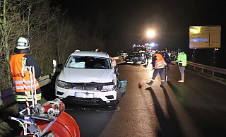 Unfall Wehrden: Um 17.35 Uhr geriet eine 87-Jährige am Tag vor Heiligabend auf der Bundesstraße 83 aus Richtung Beverungen kommend mit ihrem VW Up aus noch ungeklärten Gründen in den Gegenverkehr und kollidierte mit einem Tiguan. - Polizei