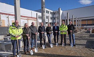 Stefan Podufal (begleitendes Architekturbüro), Ulrich Niemeyer (Baudezernent), Martin Bode (Bauamt) Bernd Poggemöller, Marc Hogrebe und Melanie Thomann-Bopp (Nolte-Geschäftsführung), Robert Wiehofsky (Podufal-Wiehofsky Generalplanung) und Jürgen Kruse (Leiter des Facility-Managements bei Nolte. - Studio Blickfang