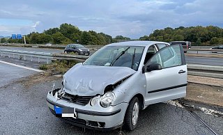 Der Polo kam bei Starkregen von der Straße ab und landete in der Leitplanke. - Privat