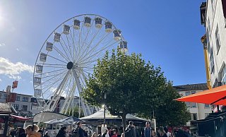 Die Herforder City-Kirmes ist gestartet. Das Riesenrad am Alten Markt lockt auch in diesem Jahr viele Besucher an. - Shannon-Lee Bendig