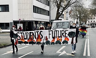 Der Klimastreikenden ziehen die Elsa-Brändström-Straße entlang. - Stefan Becker