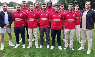 Vorstellung der Neuen beim FC Türk Sport: Ecehan Demirayak (hinten v.l.), Deniz Savas, Axel Fiorello Kouadio, Cenk Bozkurt und Enes Isik. Co-Trainer Ersin Gül (vorne v.l.), Ilhan Furat, Furkan Ars, Mert Karacali, Ahmet Kundag, Azad Özer und Cheftrainer Aziz Akpinar. - Nicole Bentrup