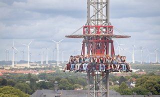 80 Meter geht es für die Fahrgäste des „Fortress Tower“ in die Höhe. Oben angekommen können sie die Aussicht auf das Paderborner Land genießen, bevor der Freifallturm sie innerhalb kürzester Zeit wieder auf den Boden bringt. - Niklas Tüns