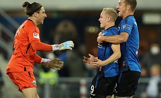 Jannik Huth (l.), Kai Pröger (M.) und Uwe Hünemeier sind drei von sieben SCP-Spielern, die es in die Kicker-Rangliste geschafft haben. - picture alliance/dpa