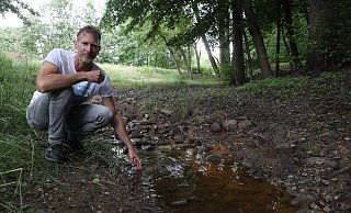 Carsten Vogt ist Projektleiter bei der Stadt für den Umbau des Wulferdingsener Baches. Statt in schnurgeraden Rohren tief unter der Erde zu fließen plätschert der Bach nun wieder in natürlichen Schwüngen durch Wald und Wiese. - Jörg Stuke