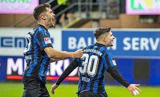 Torschütze Florent Muslija (r.) feiert seinen Elfmetertreffer zum 3:1. Teamkollege Marvin Pieringer, der zuvor nach Muslija-Assist das 1:0 erzielt hatte, gratuliert. - dpa