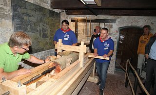 Am neuen Bohrtisch mit dem Löffenbohrer arbeiten die Arbeitskreismitglieder Andreas Neumann (v. l.), Gregor Lemm und Daniel Sawodowskie. - Johannes Büttner
