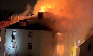 Es sind immer noch Mieter in ihren Wohnungen, als die Flammen auf dem Dach bereits wüten. Ein Video zeigt, wie ein Feuerwehrmann über eine Steckleiter einen der Bewohner erreicht und rettet. - nw