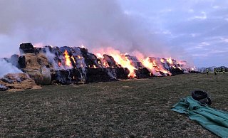 Die Feuerwehr rechnet damit, dass die Strohballen tagelang brennen. - Manuela Puls
