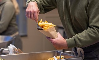 Kommt nicht in die Tüte - Pommes frites sollen bei Bielefelder Großveranstaltungen zukünftig in Mehrwegbehältern verkauft werden. Wie soll das funktionieren? - Oliver Krato