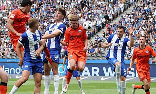 SCP-Neuzugang Felix Götze (3. v. r.) köpft in dieser Szene zum Paderborner 1:0-Führungstreffer in Berlin. - picture alliance / contrastphoto
