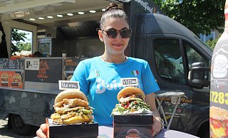 Denise Ciraci präsentierte Burger italienischer Art mit Original Zutaten aus ihrem Heimatland. - Klaus Frensing