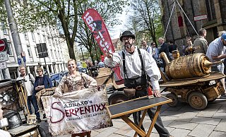 Das Zeitreiseduo um Professor Abraxo wollte es eigentlich in 80 Tagen um die Welt schaffen. In Bielefeld hat es der „SteamRider“, eine fahrende Zeitmaschine, immerhin durch die City geschafft. Das war allerdings nicht so einfach, denn die Passanten konnten sich gar nicht sattsehen an der Maschine und hielten sie auf. - Jörg Dieckmann - wwww.dieckmann-fotodesign.de