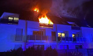 Bei Eintreffen der Paderborner Feuerwehr brannte die Wohnung bereits lichterloh. - Feuerwehr