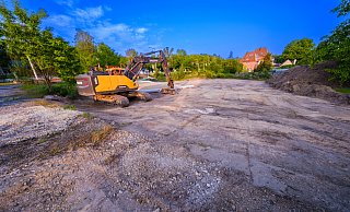 In direkter Nachbarschaft zu dieser städtischen Brachfläche an der Rosenhöhe soll eine fünfgruppige Kita entstehen. Auf der Fläche werden mittlerweile Baumaterialien für den Umbau der Hauptstraße gelagert. - Andreas Zobe