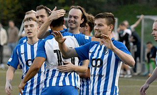 So sehen Sieger aus: Timo Mühlmeier (r.) und seine Kollegen vom Fußball-Landesligisten FC Bad Oeynhausen bejubeln hier das Tor zum 2:0 im Spiel gegen den SC Herford. - Jürgen Krüger