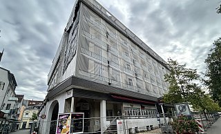 Die Stadt hat den Königshof einzäunen lassen - eine Aktion, die dem Eigentümer in Rechnung gestellt wird. - Nicole Sielermann