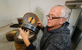 Einen kleinen Teil der beschädigten Filme, ihre verrußten und oxidierten Dosen hat Medienarchivar Frank Becker direkt nach dem Brand im Keller der ehemaligen Post deponiert. Die übrigen Sachen lagern noch in den Bunkern unter der Firma Agfeo. - Andreas Zobe