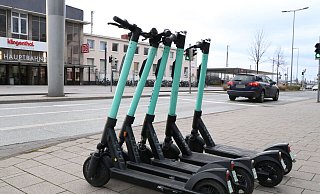 In Paderborn sind mehr als 1.000 Miet-E-Scooter von verschiedenen Anbietern zugelassen. - Holger Kosbab (Archivbild)