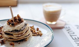 Pancakes gehöre neben Klassikern wie Rührei und Brötchen häufig zum Frühstücksangebot der Cafés und Restaurants in OWL. - Symbolfoto: Pixabay