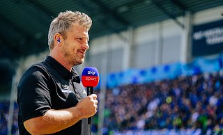 Nach dem 5:0-Auftakterfolg über den Karlsruher SC war Lukas Kwasniok ein gefragter Interviewpartner. - BESIM MAZHIQI