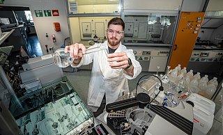 Stefano Trimarchi bereitet alles für eine Trinkwasseranalyse vor. - Felix Brenneke Stefano Trimarchi bereitet alles für eine Trinkwasseranalyse vor. - Felix Brenneke