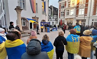 Viele der Menschen aus dem Kreis Höxter, die auf den Marktplatz in Brakel gekommen waren, hatten ukrainische Flaggen mitgebracht. - Simone Flörke