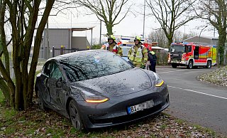 In einer 90-Grad-Kurve der Straße Ahornallee kam ein Bielefelder Tesla nach rechts von der Fahrbahn ab und prallte gegen eine Baumgruppe. - Ralph Meyer