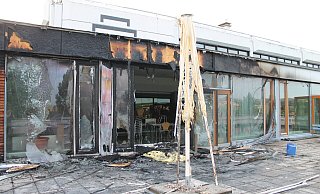 Hier auf der Dachterrasse stand eine Sitzgruppe aus Kunststoff in Flammen, das Feuer griff auf die Mensa des Gymnasiums über. - Manuela Puls/Archiv