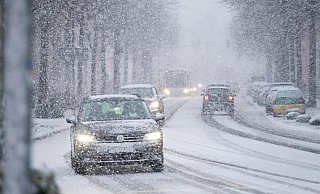 Dicke Schneeflocken fielen am Montagmorgen - wie hier in der Paderborner Nordstraße. - Niklas Tüns