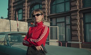 Jella Haase spielt die Killer-Agentin Kleo Staub ein der neuen Netflix-Serie "Kleo". - Julia Terjung/Netflix/dpa