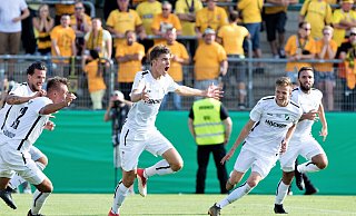 Da gibt’s kein Halten mehr: Maximilian Hippe (Mitte) hat in der Nachspielzeit der Verlängerung zum 3:2 getroffen. - Noah Wedel