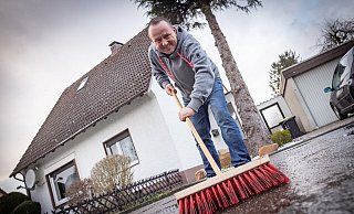 Holger Dahlström reinigt die Straße selbst - muss aber trotzdem an die Stadt zahlen. - Mike-Dennis Müller / www.mdm.photo
