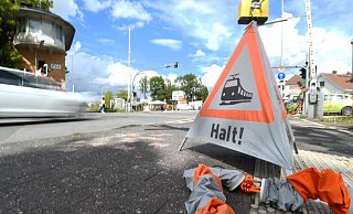 Das Andreaskreuz an der Detmolder Straße ist seit einem Unfall defekt. Ein Ersatzteil muss erst bestellt werden. - Lena Henning