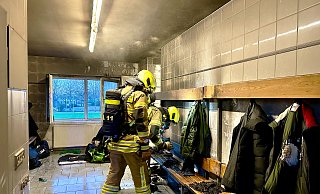 Durch das Feuer wird die Gästeumkleide auf dem Dreizehnlinden-Sportplatz in Elsen in Mitleidenschaft gezogen. - Ralph Meyer