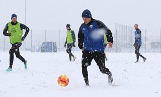 Auch SCP-Akteur Marcel Mehlem musste beim Trainingsauftakt am Montag sein Gespür für Schnee unter Beweis stellen. - SC Paderborn 07/Michael Bieckmann