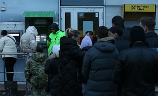 In der Ukraine stehen die Menschen am Morgen des Donnerstages Schlange vor den Geldautomaten, auch an den Tankstellen gab es lange Wartezeiten. Der russische Angriff lief zu diesem Zeitpunkt bereits. - picture alliance/dpa/Sputnik