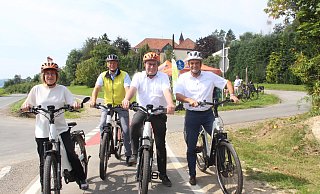 Straßenbetriebsdirektorin Petra Beckefeld, CDU-Landtagsabgeordneter Matthias Goeken, Verkehrsminister Oliver Krischer und Bürgermeister Burkhard Deppe starten die Probefahrt. - Burkhard Battran