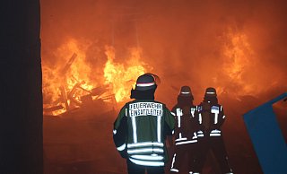 Wenn die Flammen emporschießen, dann kann nur noch die Feuerwehr helfen. Und das tat sie in Spenge immer dann, wenn sie angefordert wurde. - Archivfoto: Ekkehard Wind